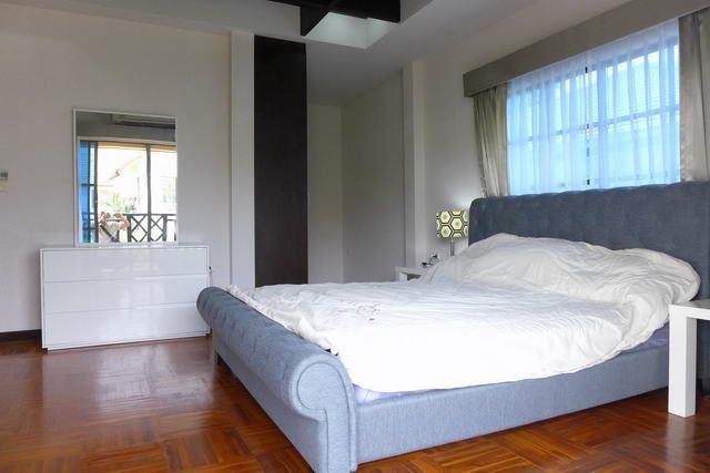 House for sale East Pattaya showing the master bedroom House for sale East Pattaya showing the master bedroom