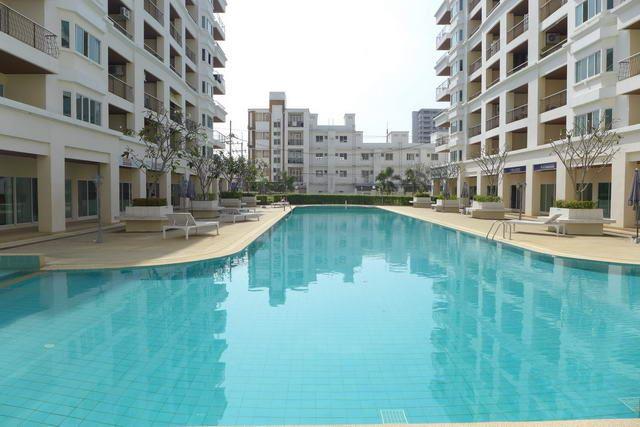 Condominium For Sale Jomtien showing the communal pool