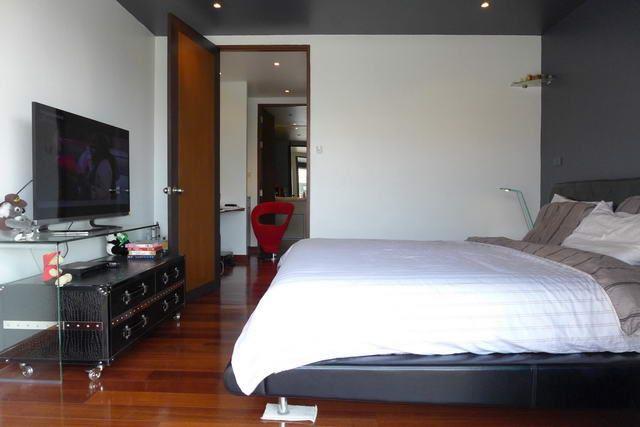 Condominium For Sale Pattaya showing the bedroom suite 