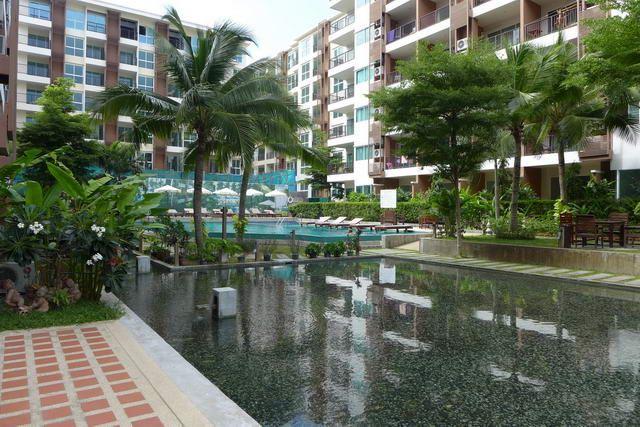 Condominium For Sale Pattaya showing the building