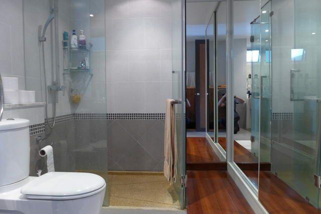 Condominium For Sale Pattaya showing the bathroom Condominium For Sale Pattaya showing the bathroom