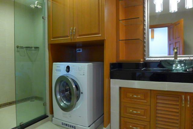 Condominium for sale in Jomtien showing the bathroom with washing machine 