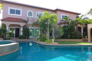 House For Sale Jomtien showing the house and swimming pool