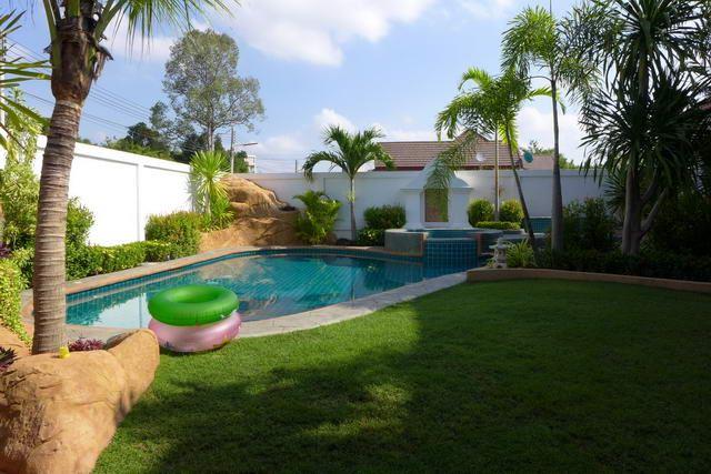 House For Sale Jomtien showing the garden and swimming pool