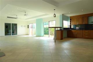 House For Sale Jomtien showing the open plan dining and kitchen areas