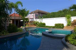 House For Sale Jomtien showing the private swimming pool