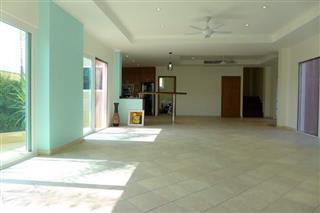 House For Sale Jomtien showing the living area 