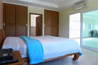 House For Sale Jomtien showing the master bedroom