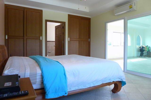 House For Sale Jomtien showing the master bedroom House For Sale Jomtien showing the master bedroom