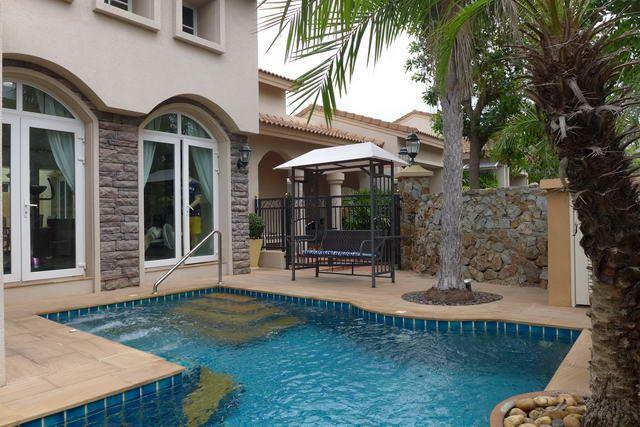 House For Sale Pattaya showing the house and swimming pool House For Sale Pattaya showing the house and swimming pool