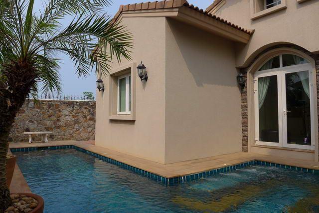 House for sale Pattaya showing the swimming pool and house House for sale Pattaya showing the swimming pool and house