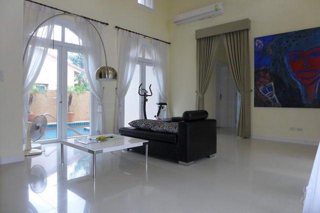 House for sale Pattaya showing the living room poolside House for sale Pattaya showing the living room poolside