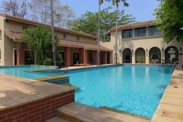 House for sale Pattaya showing the communal swimming pool