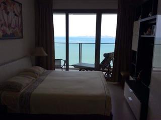 Condominium For Sale Northpoint Pattaya showing the master bedroom with ocean view