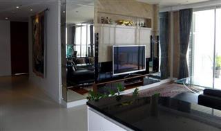 Condominium for sale Pattaya The Cove showing the living room