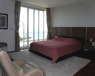 Condominium for sale Pattaya The Cove showing the master bedroom