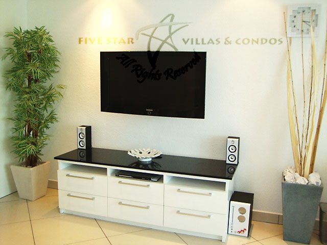 Condominium for rent on Pattaya Beach at VT 6 showing the TV area Condominium for rent on Pattaya Beach at VT 6 showing the TV area