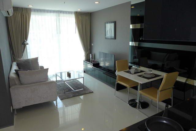 Condominium for sale on Pratumnak The Vision RESALE showing the living and dining areas Condominium for sale on Pratumnak The Vision RESALE showing the living and dining areas