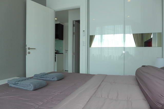 Condominium for sale on Pratumnak The Vision RESALE showing the bedroom and built-in Condominium for sale on Pratumnak The Vision RESALE showing the bedroom and built-in