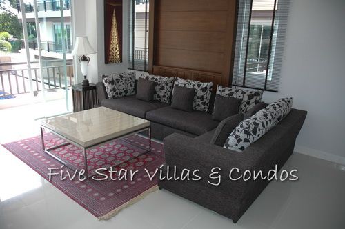 Condominium for rent on Jomtien Beach showing the living area