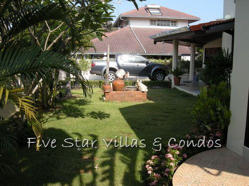 House for Sale Baan Amphur beach Pattaya showing the nice garden