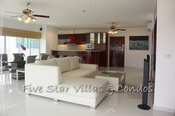 Condominium for rent on Pattaya Beach at VT 6 showing open plan living