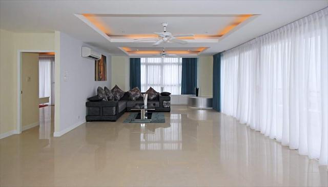 Condominium for sale on Phratamnak showing living room