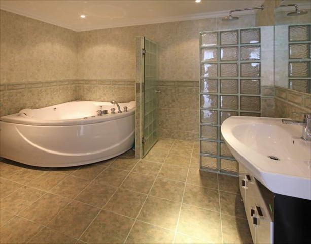 Condominium for sale on Phratamnak showing master bathroom Condominium for sale on Phratamnak showing master bathroom