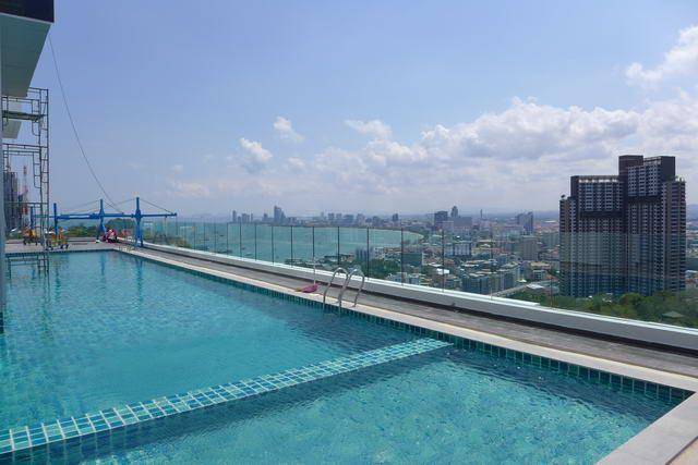 Condominium for sale Pratumnak The Vision RESALE showing the swimming pool