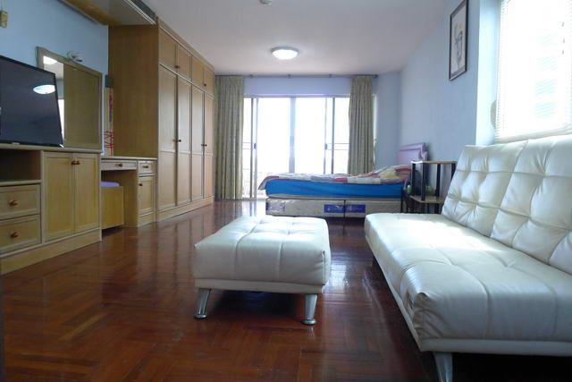 Condominium For Sale Naklua showing the living area Condominium For Sale Naklua showing the living area