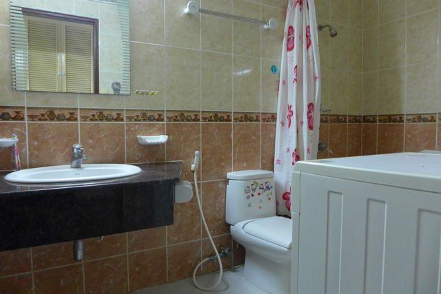 Condominium for sale in Naklua showing the bathroom 