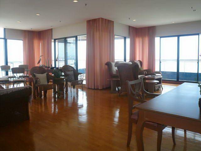 Condominium for sale on Pratumnak showing open plan living Condominium for sale on Pratumnak showing open plan living