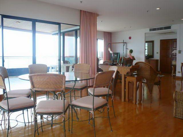 Condominium for sale on Pratumnak showing dining area Condominium for sale on Pratumnak showing dining area