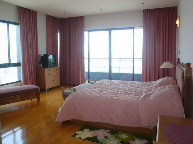 Condominium for sale on Pratumnak showing bedroom with views Condominium for sale on Pratumnak showing bedroom with views