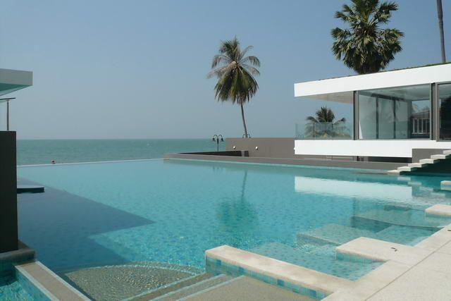 Condominium for sale in Naklua showing the swimming pool Condominium for sale in Naklua showing the swimming pool