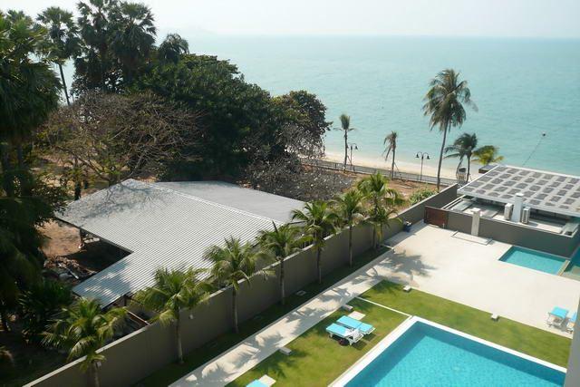 Condominium for sale in Naklua showing pool and beach Condominium for sale in Naklua showing pool and beach