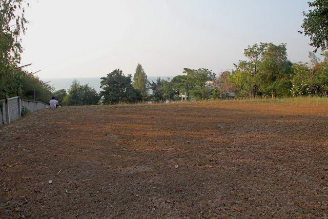 Land for sale in Na Jomtien perfect for development