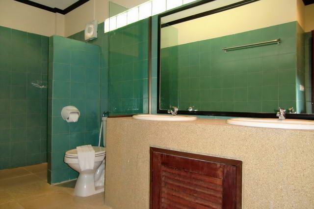 Serviced Apartments For Sale Pattaya showing a bathroom