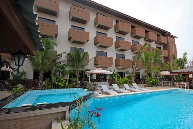 Commercial for sale in Pattaya showing the building and large pool Commercial for sale in Pattaya showing the building and large pool
