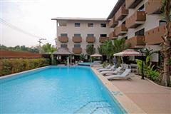 Commercial for sale in Pattaya showing the pool and terrace