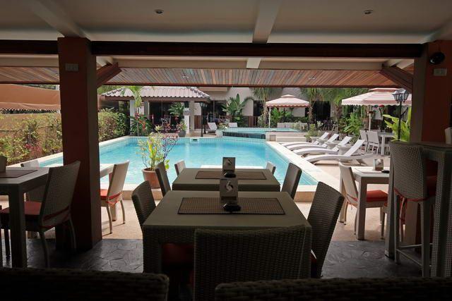 Commercial for sale in Pattaya showing the poolside restaurant Commercial for sale in Pattaya showing the poolside restaurant