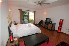 Commercial for sale in Pattaya showing a bedroom suite