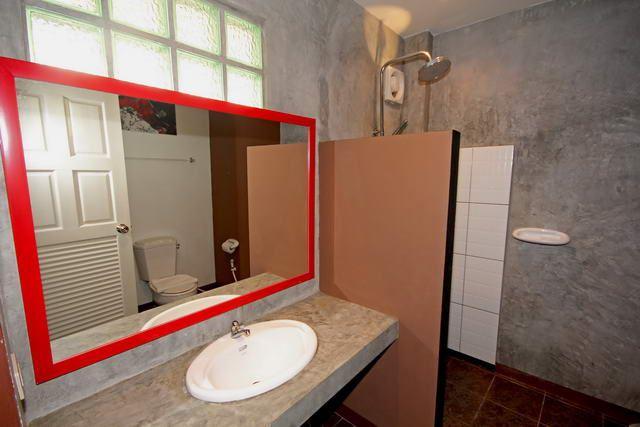 Commercial for sale in Pattaya showing a bathroom Commercial for sale in Pattaya showing a bathroom