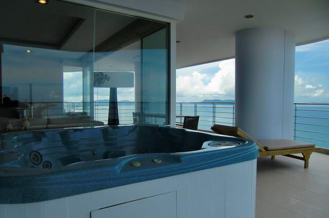 Condominium for sale in Na Jomtien showing Jacuzzi on the balcony Condominium for sale in Na Jomtien showing Jacuzzi on the balcony
