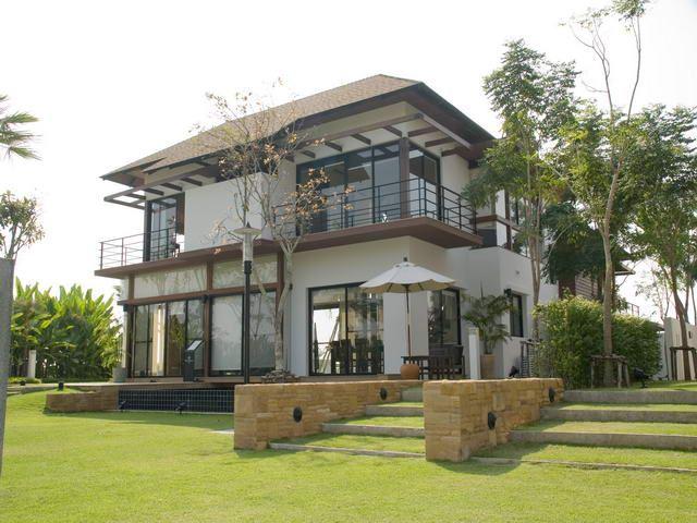 House for sale in Pattaya showing the house and garden House for sale in Pattaya showing the house and garden