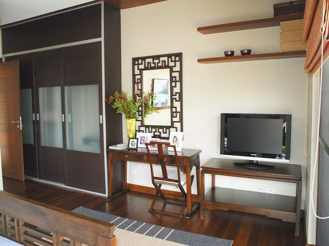 House for sale in Pattaya showing wall features and the TV House for sale in Pattaya showing wall features and the TV