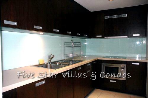 Condominium for rent on Pattaya Beach at NORTHSHORE showing the kitchen