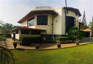 House For Sale East Pattaya showing the house and garden 