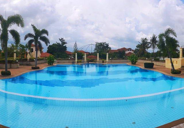 House For Sale East Pattaya showing the communal swimming pool 