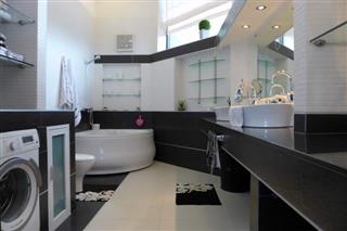 House For Sale East Pattaya showing the master bathroom 